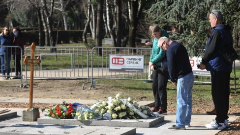 BALAŠEVIĆ SAHRANJEN UZ OMILJENU PESMU: Od kapele do grobnog mesta svirali tamburaši, u tužnoj povorci samo najbliža porodica (FOTO/VIDEO) BALAŠEVIĆ SAHRANJEN UZ OMILJENU PESMU: Od kapele do grobnog mesta svirali tamburaši, u tužnoj povorci samo najbliža porodica (FOTO/VIDEO)