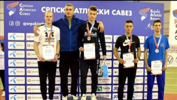 КАКО СЕ СТИЖЕ ДО ВРХА? Лазар Манојловић државни првак у скоку у вис КАКО СЕ СТИЖЕ ДО ВРХА? Лазар Манојловић државни првак у скоку у вис