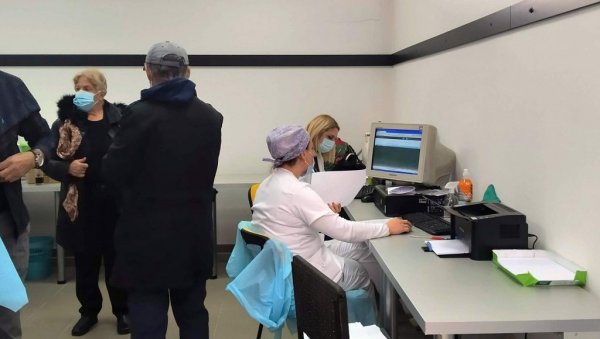 У ПАРАЋИНУ ДАНАС ВАКЦИНАЦИЈА ПРВОМ ДОЗОМ: На списку биле 144 особе, а дате 122 вакцине „синофарм“ У ПАРАЋИНУ ДАНАС ВАКЦИНАЦИЈА ПРВОМ ДОЗОМ: На списку биле 144 особе, а дате 122 вакцине „синофарм“