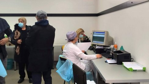 У ПАРАЋИНУ ДАНАС ВАКЦИНАЦИЈА ПРВОМ ДОЗОМ: На списку биле 144 особе, а дате 122 вакцине „синофарм“ У ПАРАЋИНУ ДАНАС ВАКЦИНАЦИЈА ПРВОМ ДОЗОМ: На списку биле 144 особе, а дате 122 вакцине „синофарм“