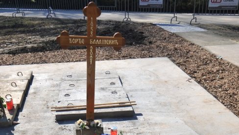 ПРЕМЕШТЕН ГРОБ ЂОРЂА БАЛАШЕВИЋА: Уклесани стихови - Без црне бела не би вредела (ФОТО) ПРЕМЕШТЕН ГРОБ ЂОРЂА БАЛАШЕВИЋА: Уклесани стихови - Без црне бела не би вредела (ФОТО)