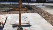 PREMEŠTEN GROB ĐORĐA BALAŠEVIĆA: Uklesani stihovi - Bez crne bela ne bi vredela (FOTO) PREMEŠTEN GROB ĐORĐA BALAŠEVIĆA: Uklesani stihovi - Bez crne bela ne bi vredela (FOTO)