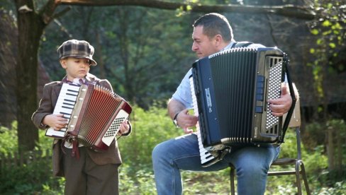 SPOT „PUT KOZAKA“ PRED KINEZIMA: Veliki uspeh muzičke porodice Perić iz Bijeljine SPOT „PUT KOZAKA“ PRED KINEZIMA: Veliki uspeh muzičke porodice Perić iz Bijeljine