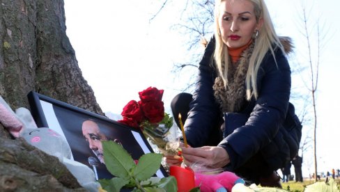ОПРОШТАЈ ОД СИМБОЛА ЈЕДНОГ ВРЕМЕНА: Смедеревци упалили свеће и бацили беле руже у Дунав (ФОТО) ОПРОШТАЈ ОД СИМБОЛА ЈЕДНОГ ВРЕМЕНА: Смедеревци упалили свеће и бацили беле руже у Дунав (ФОТО)