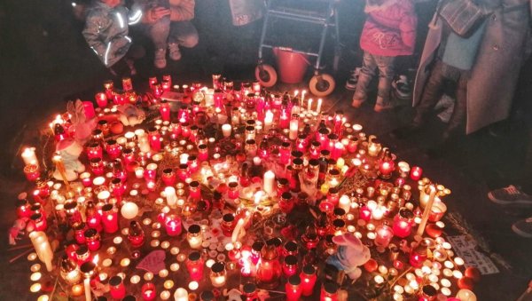 СУБОТИЧАНИ СЕ ОПРОСТИЛИ ОД БАЛАШЕВИЋА: Око 300 грађана запалило свећу за Ђолета код нове фонтане СУБОТИЧАНИ СЕ ОПРОСТИЛИ ОД БАЛАШЕВИЋА: Око 300 грађана запалило свећу за Ђолета код нове фонтане