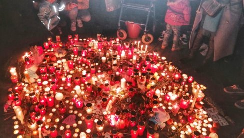 СУБОТИЧАНИ СЕ ОПРОСТИЛИ ОД БАЛАШЕВИЋА: Око 300 грађана запалило свећу за Ђолета код нове фонтане СУБОТИЧАНИ СЕ ОПРОСТИЛИ ОД БАЛАШЕВИЋА: Око 300 грађана запалило свећу за Ђолета код нове фонтане