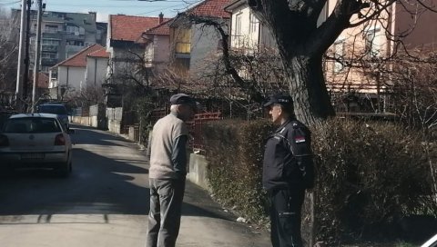 ПОЛИЦИЈА ИНТЕНЗИВНО ЧЕШЉА ГРАД: Након злочина, осумњичени за убиство Врањанке Саре био у кући у којој је становао? (ФОТО) ПОЛИЦИЈА ИНТЕНЗИВНО ЧЕШЉА ГРАД: Након злочина, осумњичени за убиство Врањанке Саре био у кући у којој је становао? (ФОТО)