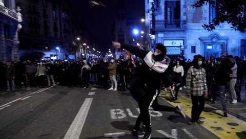 НЕ ОДУСТАЈУ ОД ПОДРШКЕ АСЕЛУ: Још једна ноћ насилних протеста у Барселони (ФОТО) НЕ ОДУСТАЈУ ОД ПОДРШКЕ АСЕЛУ: Још једна ноћ насилних протеста у Барселони (ФОТО)