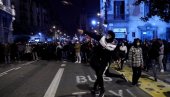 НЕ ОДУСТАЈУ ОД ПОДРШКЕ АСЕЛУ: Још једна ноћ насилних протеста у Барселони (ФОТО) НЕ ОДУСТАЈУ ОД ПОДРШКЕ АСЕЛУ: Још једна ноћ насилних протеста у Барселони (ФОТО)