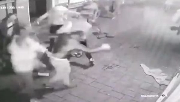 ПОГЛЕДАЈТЕ СНИМАК БРУТАЛНЕ ТУЧЕ У НС: Младића бацили на бетон - шутирали га и скакали му по глави (ВИДЕО) ПОГЛЕДАЈТЕ СНИМАК БРУТАЛНЕ ТУЧЕ У НС: Младића бацили на бетон - шутирали га и скакали му по глави (ВИДЕО)