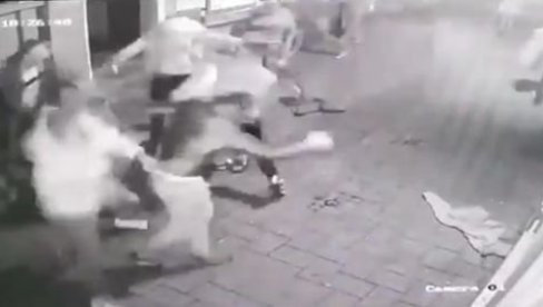ПОГЛЕДАЈТЕ СНИМАК БРУТАЛНЕ ТУЧЕ У НС: Младића бацили на бетон - шутирали га и скакали му по глави (ВИДЕО) ПОГЛЕДАЈТЕ СНИМАК БРУТАЛНЕ ТУЧЕ У НС: Младића бацили на бетон - шутирали га и скакали му по глави (ВИДЕО)