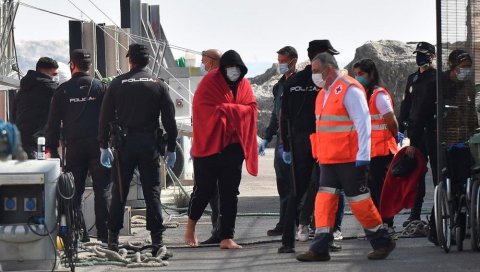 ШПАНСКЕ ВЛАСТИ ОТКРИЛЕ: Мигранти улазе у земљу у контејнерима за отпад ШПАНСКЕ ВЛАСТИ ОТКРИЛЕ: Мигранти улазе у земљу у контејнерима за отпад