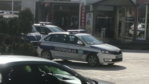 ОСУМЊИЧЕНИ ЗА УБИСТВО САРЕ ВИЂЕН У ВРАЊУ: Опсадно стање у центру града, велики број полицајаца на терену (ФОТО) ОСУМЊИЧЕНИ ЗА УБИСТВО САРЕ ВИЂЕН У ВРАЊУ: Опсадно стање у центру града, велики број полицајаца на терену (ФОТО)