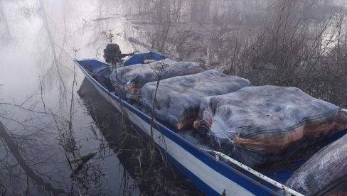 НА СКАДАРСКОМ ЈЕЗЕРУ ЗАПЛЕЊЕНО 222 КИЛОГРАМА ДРОГЕ: Црногорска полиција пресекла ланац кријумчарења наркотика НА СКАДАРСКОМ ЈЕЗЕРУ ЗАПЛЕЊЕНО 222 КИЛОГРАМА ДРОГЕ: Црногорска полиција пресекла ланац кријумчарења наркотика