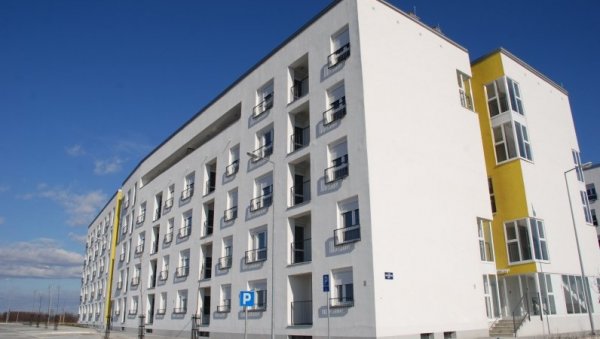 УГОВОРЕНА ИЗГРАДЊА СТАНОВА ЗА ИЗБЕГЛИЦЕ: 133 дома за породице из БиХ и Хрватске УГОВОРЕНА ИЗГРАДЊА СТАНОВА ЗА ИЗБЕГЛИЦЕ: 133 дома за породице из БиХ и Хрватске