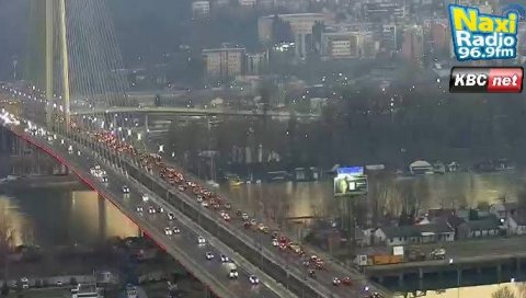 ЛАНЧАНИ СУДАР НА МОСТУ НА АДИ: Ауто се закуцао у камион, три особе повређене ЛАНЧАНИ СУДАР НА МОСТУ НА АДИ: Ауто се закуцао у камион, три особе повређене