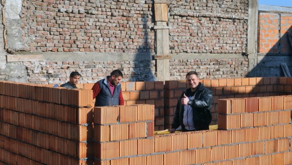 КОМШИЈЕ МУ ПРАВЕ КУЋУ ОД ТЕМЕЉА: Житељи Краљевачке улице помажу Драгољубу Симићу коме је изгорео дом КОМШИЈЕ МУ ПРАВЕ КУЋУ ОД ТЕМЕЉА: Житељи Краљевачке улице помажу Драгољубу Симићу коме је изгорео дом