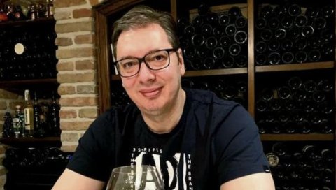 ВУЧИЋ У ИЗДАЊУ У КАКВОМ ГА РЕТКО ВИЂАМО: Председник насмејан и опуштен са чашом српског шардонеа у руци (ФОТО) ВУЧИЋ У ИЗДАЊУ У КАКВОМ ГА РЕТКО ВИЂАМО: Председник насмејан и опуштен са чашом српског шардонеа у руци (ФОТО)