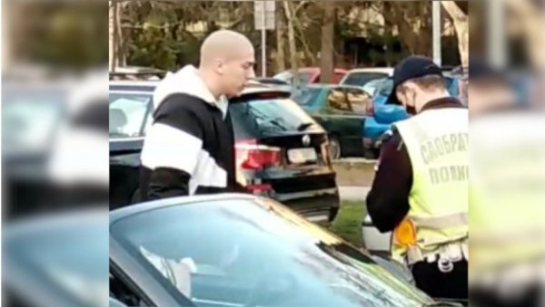 ЕВО КАКО ЈЕ ПРИВЕДЕН БАКА ПРАСЕ: Возио “порше”, око њега дим, а онда га је зауставила полиција (ВИДЕО) ЕВО КАКО ЈЕ ПРИВЕДЕН БАКА ПРАСЕ: Возио “порше”, око њега дим, а онда га је зауставила полиција (ВИДЕО)