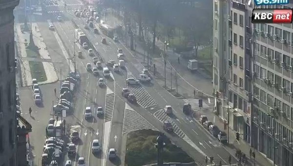 ОГРОМНЕ ГУЖВЕ У ЦЕНТРУ ГРАДА: Пуцање водоводне цеви у Краља Милана изазвало потпуни колапс у саобраћају (ФОТО) ОГРОМНЕ ГУЖВЕ У ЦЕНТРУ ГРАДА: Пуцање водоводне цеви у Краља Милана изазвало потпуни колапс у саобраћају (ФОТО)