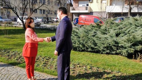 ОД НИКОЛИНОГ ЗАПОШЉАВАЊА ДО ВАКЦИНЕ: Садржајна посета министарке Обрадовић граду крај Саве ОД НИКОЛИНОГ ЗАПОШЉАВАЊА ДО ВАКЦИНЕ: Садржајна посета министарке Обрадовић граду крај Саве