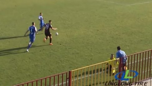 I TO SE DEŠAVA U ELITNOM SRPSKOM FUDBALU: Pomoćni sudija se zakucao u trenera Mačve, pa završio na zemlji (VIDEO) I TO SE DEŠAVA U ELITNOM SRPSKOM FUDBALU: Pomoćni sudija se zakucao u trenera Mačve, pa završio na zemlji (VIDEO)