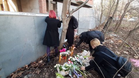 ЦВЕЋЕ ЗА ЈОВАНА И ЊЕГОВ ОМИЉЕНИ СОК: Потресни призори из Ниша - породица и пријатељи одају почаст на месту где је дечко изгубио живот (ФОТО) ЦВЕЋЕ ЗА ЈОВАНА И ЊЕГОВ ОМИЉЕНИ СОК: Потресни призори из Ниша - породица и пријатељи одају почаст на месту где је дечко изгубио живот (ФОТО)