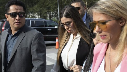 LEPOTICA KOJA JE VLADALA UZ KRALJA DROGE: Sve o El Čapovoj ženi kojoj su juče stavili lisice (FOTO/VIDEO) LEPOTICA KOJA JE VLADALA UZ KRALJA DROGE: Sve o El Čapovoj ženi kojoj su juče stavili lisice (FOTO/VIDEO)