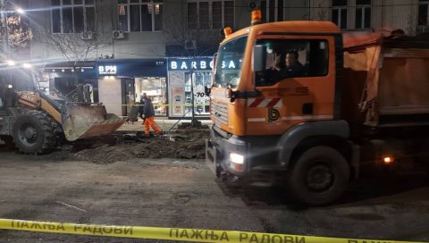 И ДАЉЕ НЕПРОХОДНА УЛИЦА КРАЉА МИЛАНА: Радови на попуњавању кратера још трају (ВИДЕО) И ДАЉЕ НЕПРОХОДНА УЛИЦА КРАЉА МИЛАНА: Радови на попуњавању кратера још трају (ВИДЕО)