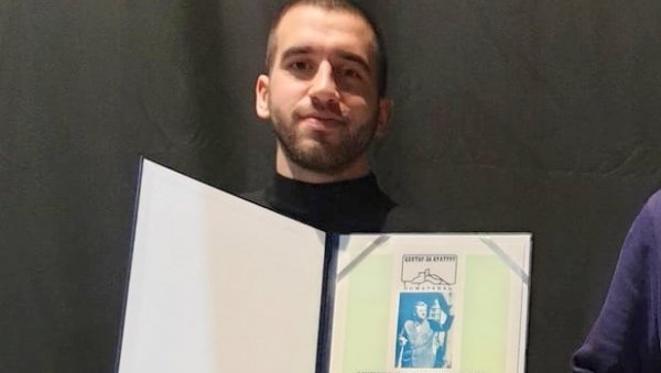 МИЛИВОЈЕВ ШТАП И ШЕШИР: Давид Мијатовић победник друге фестивалске вечери у Пожаревцу МИЛИВОЈЕВ ШТАП И ШЕШИР: Давид Мијатовић победник друге фестивалске вечери у Пожаревцу