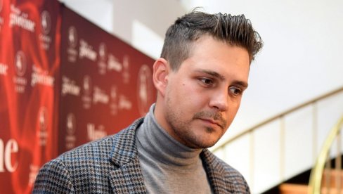 НЕМАШ ШАРМА И НЕ ЗНАШ ДА ИГРАШ ФУДБАЛ: Милош Биковић открио шта му је све Драган Бјелогрлић рекао пре улоге у чувеном филму (ВИДЕО) НЕМАШ ШАРМА И НЕ ЗНАШ ДА ИГРАШ ФУДБАЛ: Милош Биковић открио шта му је све Драган Бјелогрлић рекао пре улоге у чувеном филму (ВИДЕО)
