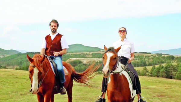 ПОЧИЊЕ ЗЛАТИБОРСКА РОМАНСА: Нова домаћа серија Љубав испод златног бора од 3. марта на Суперстар ТВ ПОЧИЊЕ ЗЛАТИБОРСКА РОМАНСА: Нова домаћа серија Љубав испод златног бора од 3. марта на Суперстар ТВ