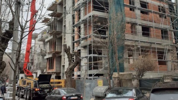 ИНВЕСТИТОР ИЗА БРАВЕ: Због градње мимо прописаних габарита у Сазоновој улици 21 на Врачару ИНВЕСТИТОР ИЗА БРАВЕ: Због градње мимо прописаних габарита у Сазоновој улици 21 на Врачару
