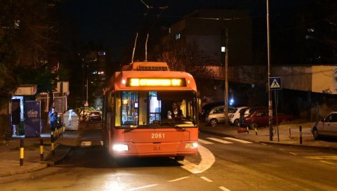 ТРОЛЕЈБУС УДАРИО ДВЕ ДЕВОЈЧИЦЕ! Страшна несрећа на Коњарнику, обе имају повреде главе ТРОЛЕЈБУС УДАРИО ДВЕ ДЕВОЈЧИЦЕ! Страшна несрећа на Коњарнику, обе имају повреде главе