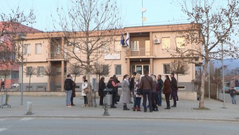 ПОЛИЦИЈА УПУТИЛА АПЕЛ РОДИТЕЉИМА ПРИТВОРЕНИХ МЛАДИЋА: Не протестујте, можете сносити последице због кршења епидемиолошких мера ПОЛИЦИЈА УПУТИЛА АПЕЛ РОДИТЕЉИМА ПРИТВОРЕНИХ МЛАДИЋА: Не протестујте, можете сносити последице због кршења епидемиолошких мера