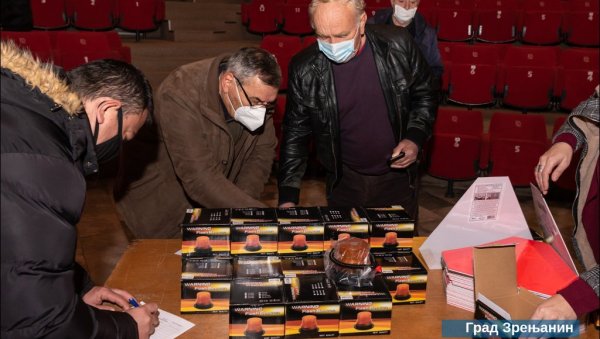 ЕДУКАЦИЈА ЗА ТРАКТОРИСТЕ У ЗРЕЊАНИНУ: Полазници добили и корисне поклоне (ФОТО) ЕДУКАЦИЈА ЗА ТРАКТОРИСТЕ У ЗРЕЊАНИНУ: Полазници добили и корисне поклоне (ФОТО)