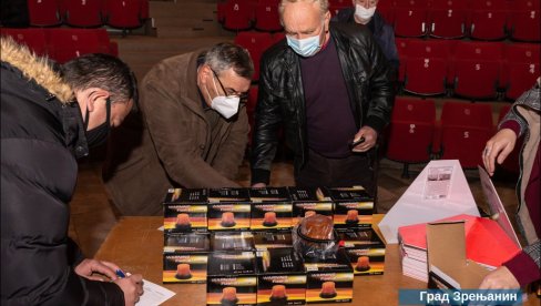 ЕДУКАЦИЈА ЗА ТРАКТОРИСТЕ У ЗРЕЊАНИНУ: Полазници добили и корисне поклоне (ФОТО) ЕДУКАЦИЈА ЗА ТРАКТОРИСТЕ У ЗРЕЊАНИНУ: Полазници добили и корисне поклоне (ФОТО)