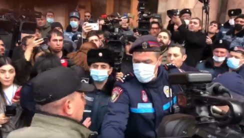 ХАОС У ЈЕРЕВАНУ: Јаке снаге полиције чувају владине зграде, Пашињан позвао народ на митинг (ВИДЕО) ХАОС У ЈЕРЕВАНУ: Јаке снаге полиције чувају владине зграде, Пашињан позвао народ на митинг (ВИДЕО)