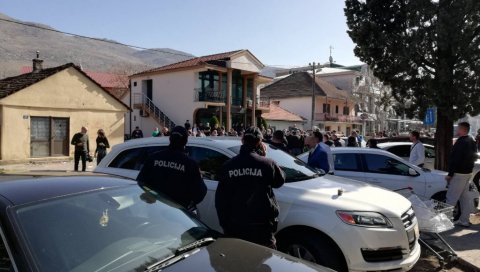 БЕСНИ НА КРИВОКАПИЋА И АБАЗОВИЋА: Тензије у Тузима - полиција затвара угоститељске објекте, Ђељошај прети отпором народа БЕСНИ НА КРИВОКАПИЋА И АБАЗОВИЋА: Тензије у Тузима - полиција затвара угоститељске објекте, Ђељошај прети отпором народа