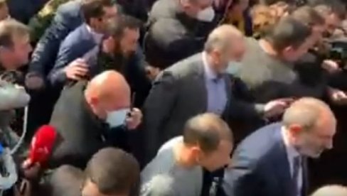 ПАШИЊАН СЕ ОБРАТИО НАРОДУ НА УЛИЦАМА: Немам намеру да бежим из Јерменије! (ВИДЕО) ПАШИЊАН СЕ ОБРАТИО НАРОДУ НА УЛИЦАМА: Немам намеру да бежим из Јерменије! (ВИДЕО)