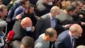 ПАШИЊАН СЕ ОБРАТИО НАРОДУ НА УЛИЦАМА: Немам намеру да бежим из Јерменије! (ВИДЕО) ПАШИЊАН СЕ ОБРАТИО НАРОДУ НА УЛИЦАМА: Немам намеру да бежим из Јерменије! (ВИДЕО)