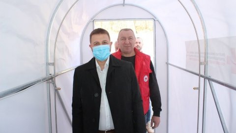 НАСТАВЉА СЕ БОРБА ПРОТИВ КОРОНЕ: Дом здравља Лопаре поставио дезинфекциони тунел НАСТАВЉА СЕ БОРБА ПРОТИВ КОРОНЕ: Дом здравља Лопаре поставио дезинфекциони тунел