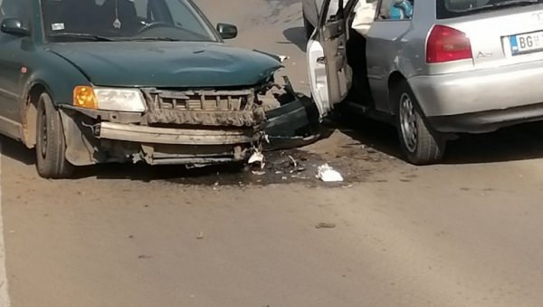 УДЕС У ЖЕЛЕЗНИКУ: Сударила се два путничка возила (ФОТО) УДЕС У ЖЕЛЕЗНИКУ: Сударила се два путничка возила (ФОТО)