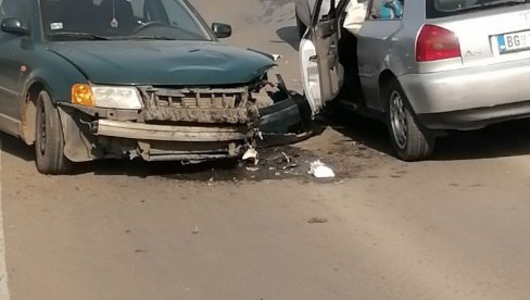 UDES U ŽELEZNIKU: Sudarila se dva putnička vozila (FOTO) UDES U ŽELEZNIKU: Sudarila se dva putnička vozila (FOTO)