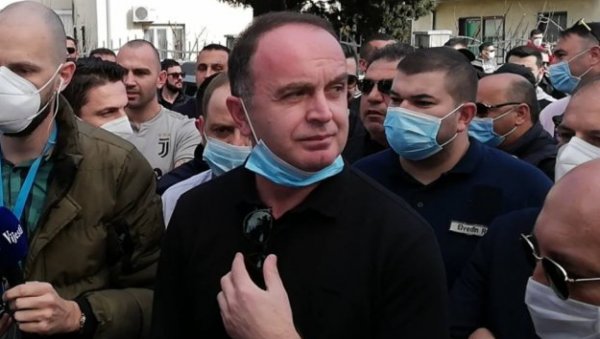 АЛБАНСКА АЛТЕРНАТИВА ПРОТИВ РУШЕЊА АБАЗОВИЋА Ђељошај: Нелогично је рушити Владу због Темељног уговора АЛБАНСКА АЛТЕРНАТИВА ПРОТИВ РУШЕЊА АБАЗОВИЋА Ђељошај: Нелогично је рушити Владу због Темељног уговора