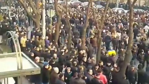BARIKADE ISPRED SKUPŠTINE: Kao ratno stanje u blizini parlamenta Jermenije, opozicija sprema šatore (VIDEO) BARIKADE ISPRED SKUPŠTINE: Kao ratno stanje u blizini parlamenta Jermenije, opozicija sprema šatore (VIDEO)