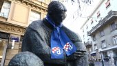 СКАНДАЛ У ЗАГРЕБУ: Бед блу бојси окачили Динамов шал око врата на споменику Николе Тесле СКАНДАЛ У ЗАГРЕБУ: Бед блу бојси окачили Динамов шал око врата на споменику Николе Тесле