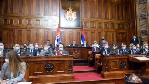 ЧЛАНОВИ ВЛАДЕ ПРЕД ПОСЛАНИЦИМА: Снажан аплауз за аутора Даре из Јасеновца ЧЛАНОВИ ВЛАДЕ ПРЕД ПОСЛАНИЦИМА: Снажан аплауз за аутора Даре из Јасеновца