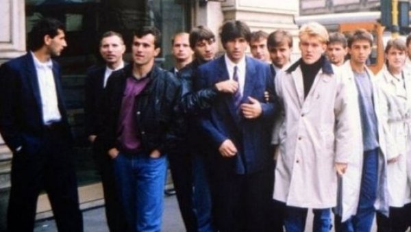СЛИКА ОД МИЛИОН ДОЛАРА: Фудбалери Црвене звезде 1988. године кренули у шопинг у Милано - остало је историја (ФОТО) СЛИКА ОД МИЛИОН ДОЛАРА: Фудбалери Црвене звезде 1988. године кренули у шопинг у Милано - остало је историја (ФОТО)