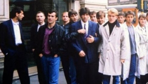 СЛИКА ОД МИЛИОН ДОЛАРА: Фудбалери Црвене звезде 1988. године кренули у шопинг у Милано - остало је историја (ФОТО) СЛИКА ОД МИЛИОН ДОЛАРА: Фудбалери Црвене звезде 1988. године кренули у шопинг у Милано - остало је историја (ФОТО)